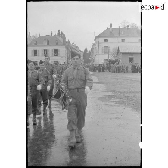 Une cérémonie a lieu sur la place de Verdun à Loches rassemblant les unités constituant le groupement tactique Dio (GTD) de la 2e division blindée (2e DB).