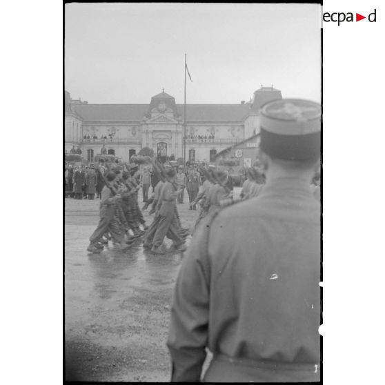 Une cérémonie a lieu sur la place de Verdun à Loches rassemblant les unités constituant le groupement tactique Dio (GTD) de la 2e division blindée (2e DB).