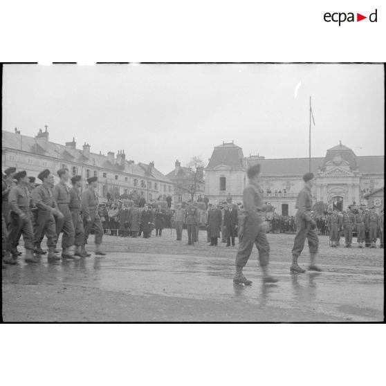 Une cérémonie a lieu sur la place de Verdun à Loches rassemblant les unités constituant le groupement tactique Dio (GTD) de la 2e division blindée (2e DB).