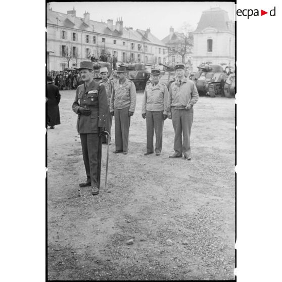 Une cérémonie a lieu sur la place de Verdun à Loches rassemblant les unités constituant le groupement tactique Dio (GTD) de la 2e division blindée (2e DB).