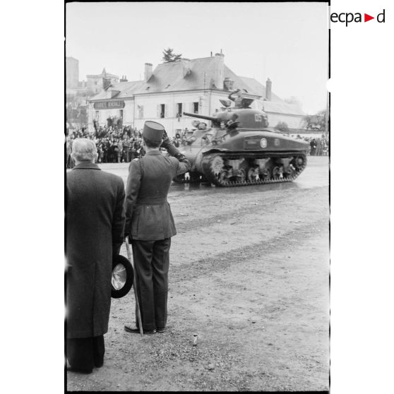 Une cérémonie a lieu sur la place de Verdun à Loches rassemblant les unités constituant le groupement tactique Dio (GTD) de la 2e division blindée (2e DB).