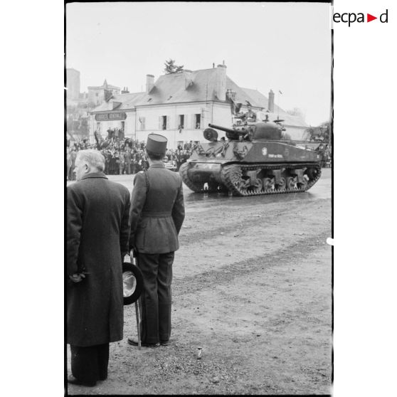 Une cérémonie a lieu sur la place de Verdun à Loches rassemblant les unités constituant le groupement tactique Dio (GTD) de la 2e division blindée (2e DB).