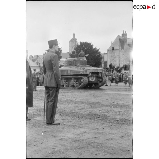 Une cérémonie a lieu sur la place de Verdun à Loches rassemblant les unités constituant le groupement tactique Dio (GTD) de la 2e division blindée (2e DB).