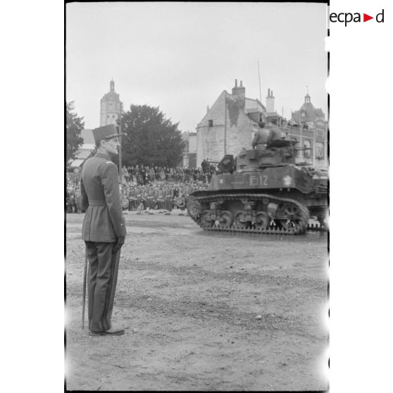Une cérémonie a lieu sur la place de Verdun à Loches rassemblant les unités constituant le groupement tactique Dio (GTD) de la 2e division blindée (2e DB).