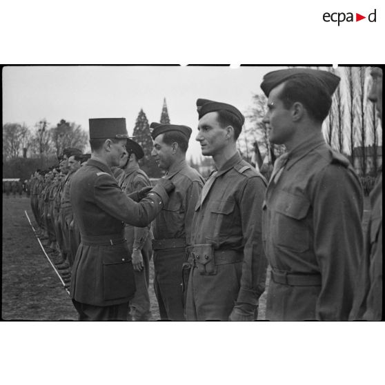 lieutenant-colonel décoré de la croix de guerre [description provisoire]