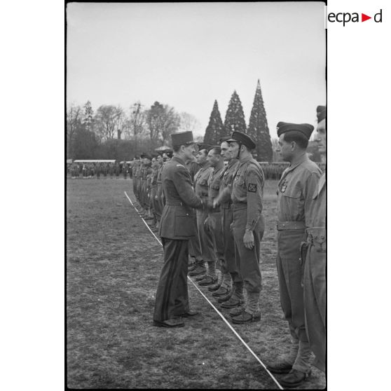 médaille militaire et croix de guerre [description provisoire]