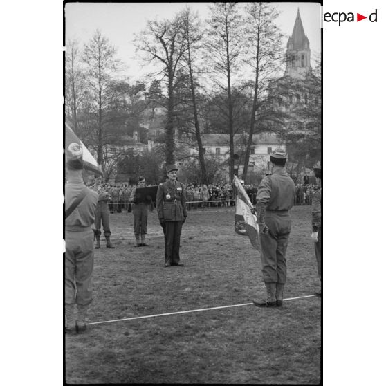 Présentation du drapeau du RMT par le colonel Dio pour remise croix de guerre [description provisoire]