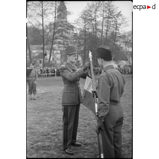 Etendard du 12e cuirassiers LCL Noiret croix de guerre [description provisoire]