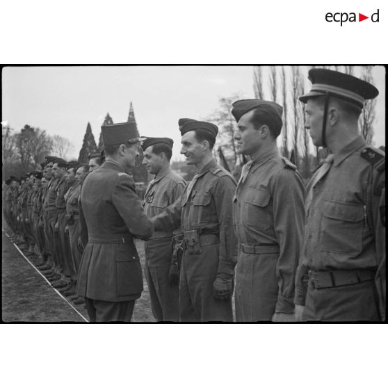 capitaine décoré croix de guerre [description provisoire]