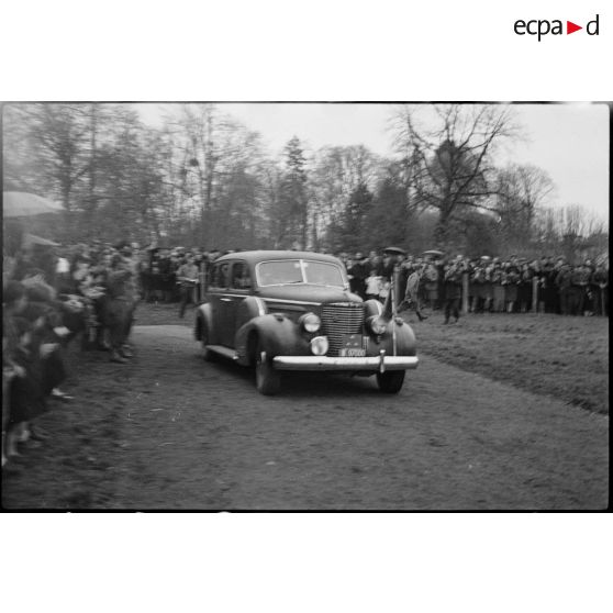 Leclerc arrive dans sa Cadillac [description provisoire]