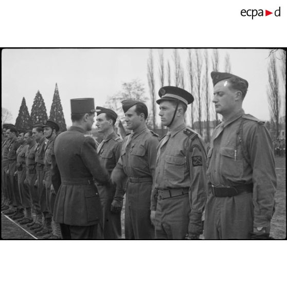 lieutenant décoré croix de guerre [description provisoire]