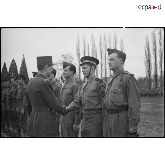 enseigne de vaisseau RBFM croix de guerre [description provisoire]