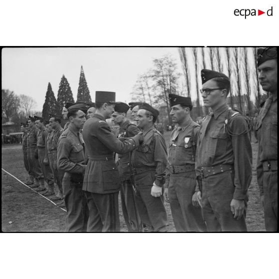 adjudant Lucien Thuilliez, 3e compagnie du RMT, décoré de la médaille militaire, compagnon de la Libération et croix de guerre [description provisoire]