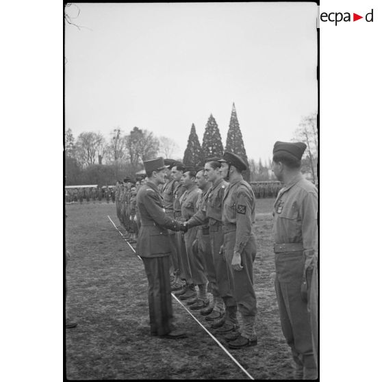 médaille militaire et croix de guerre [description provisoire]