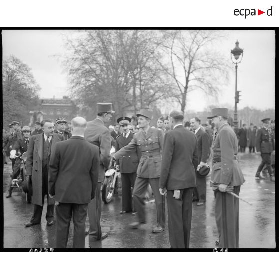 Le général de Gaulle salue le général Leclerc de Hauteclocque. [description provisoire]