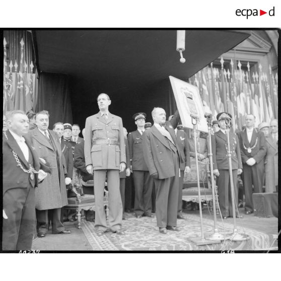 Cérémonie de remise de la Croix de l'ordre de la Libération à la ville de Paris par le général de Gaulle. [description provisoire]