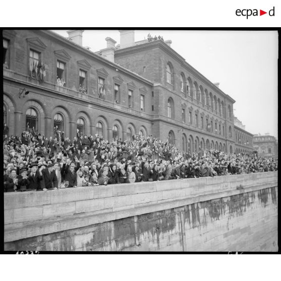 La foule massée sur les quais de Seine. [description provisoire]