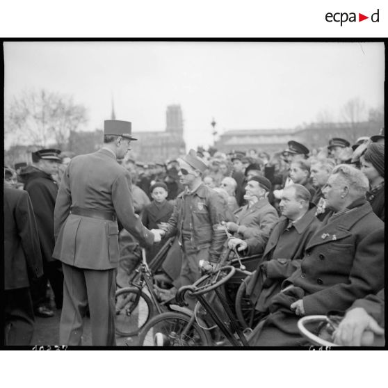 Le général de Gaulle salue des blessés de guerre et des anciens combattants. [description provisoire]