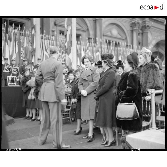 Le général de Gaulle et son épouse en compagnie de l'épouse d'Anthony Eden. [description provisoire]