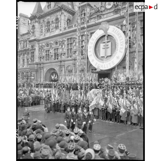 Défilé devant l'Hôtel de ville de Paris. [description provisoire]