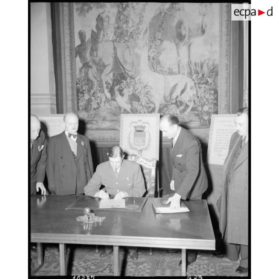 Le général de Gaulle à l'Hôtel de ville de Paris.