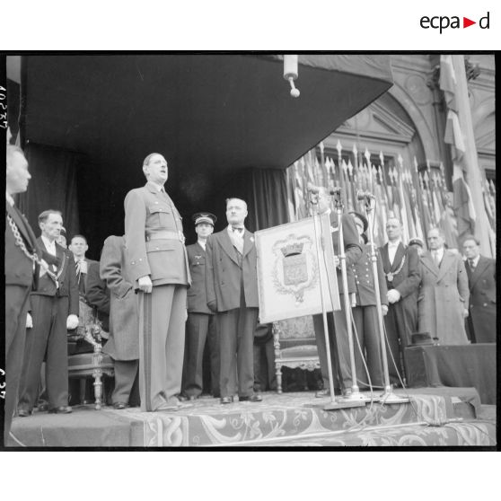 Cérémonie de remise de la Croix de l'ordre de la Libération à la ville de Paris par le général de Gaulle. [description provisoire]