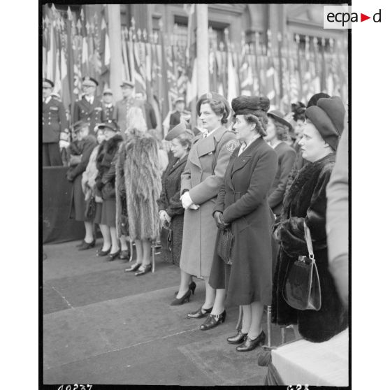 Le général de Gaulle et son épouse en compagnie de l'épouse d'Anthony Eden. [description provisoire]