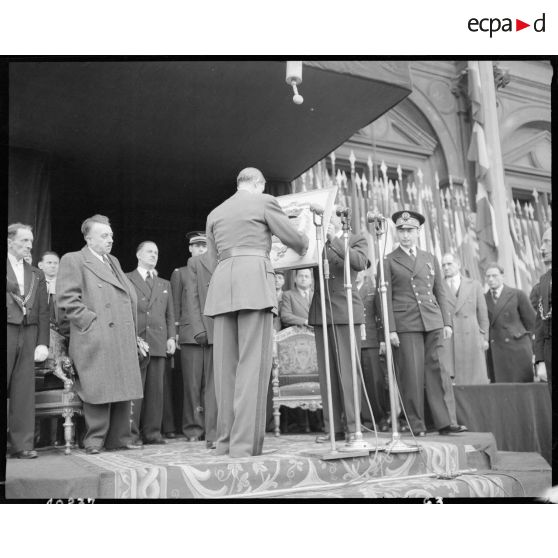 Remise de la Croix de l'ordre de la Libération à la ville de Paris. [description provisoire]