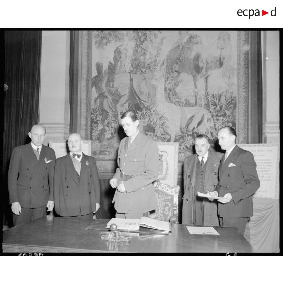 Le général de Gaulle à l'Hôtel de ville de Paris. [description provisoire]