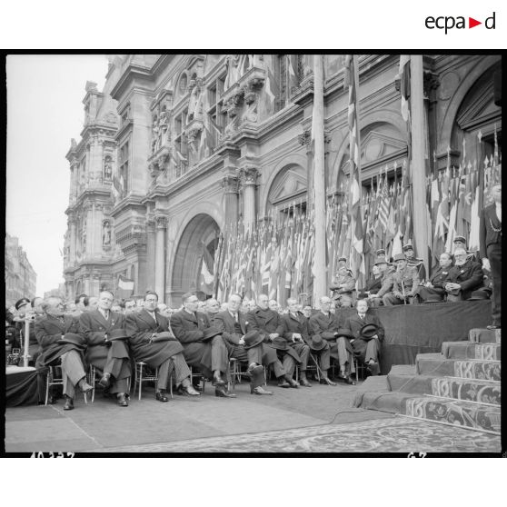 Les autorités civiles et militaires lors de la cérémonie de remise de la Croix de la Libération à la ville de Paris. [description provisoire]