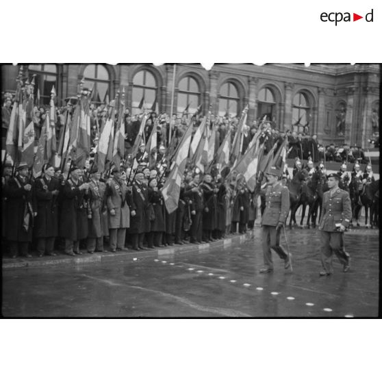Le général de division Leclerc de Hauteclocque à l'Hôtel de ville de Paris. [description provisoire]