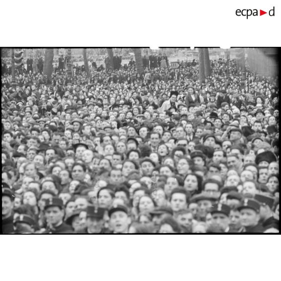 La foule massée devant l'Hôtel de ville de Paris. [description provisoire]