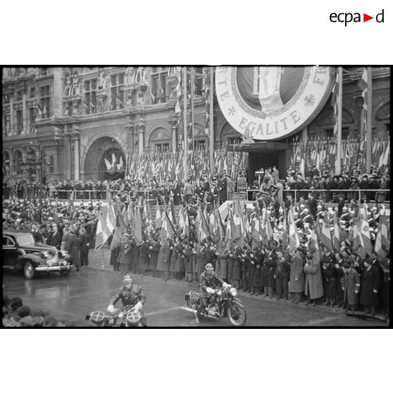 Arrivée du général de Gaulle à l'Hôtel de ville de Paris. [description provisoire]