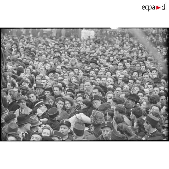 La foule massée devant l'Hôtel de ville de Paris. [description provisoire]