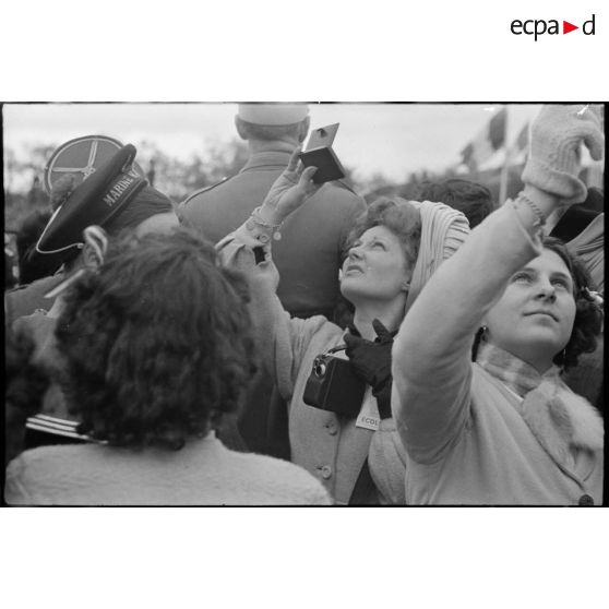 De nombreux spectateurs assistent  à la cérémonie de remise de la Croix de la Libération à la ville de Paris. [description provisoire]