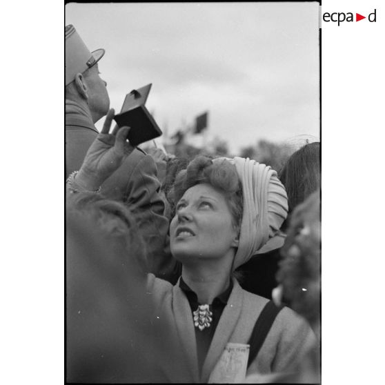 De nombreux spectateurs assistent  à la cérémonie de remise de la Croix de la Libération à la ville de Paris. [description provisoire]
