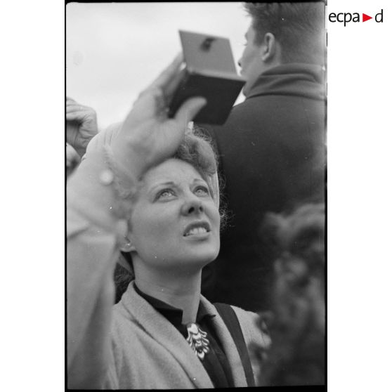 De nombreux spectateurs assistent  à la cérémonie de remise de la Croix de la Libération à la ville de Paris. [description provisoire]