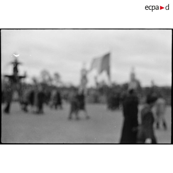 La foule afflue sur la place de la Concorde. [description provisoire]