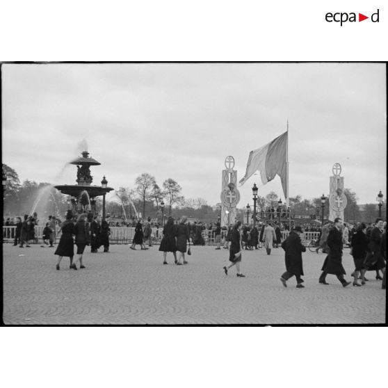 La foule afflue sur la place de la Concorde. [description provisoire]