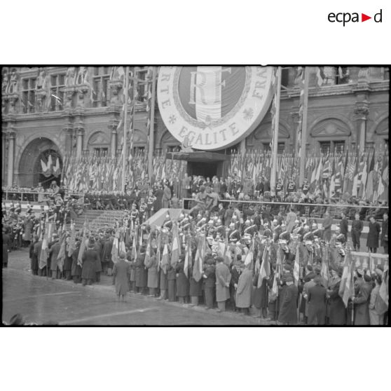 Arrivée du général de Gaulle à l'Hôtel de ville de Paris. [description provisoire]