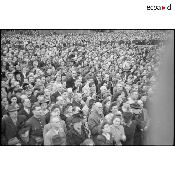 La foule massée devant l'Hôtel de ville de Paris. [description provisoire]
