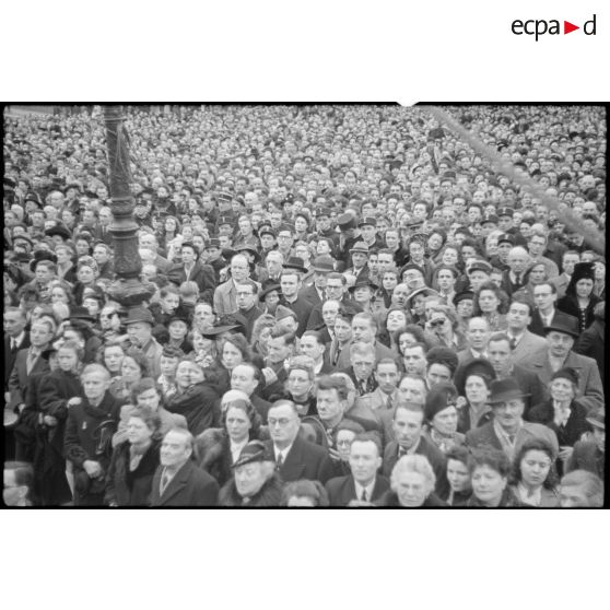 La foule massée devant l'Hôtel de ville de Paris. [description provisoire]