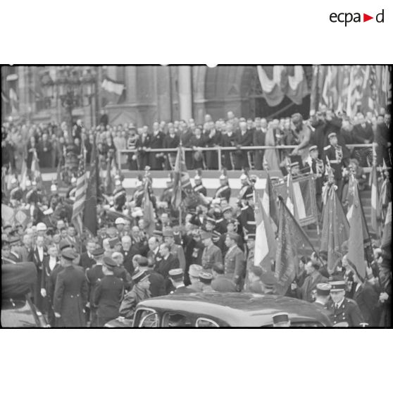 Arrivée du général de Gaulle à l'Hôtel de ville de Paris. [description provisoire]