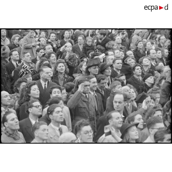 La foule massée devant l'Hôtel de ville de Paris. [description provisoire]