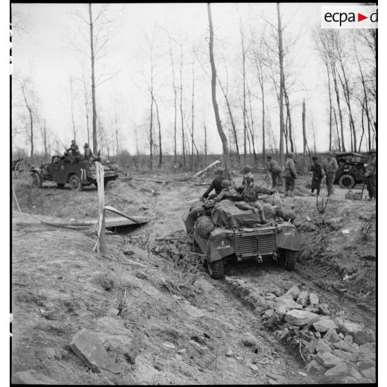 Avancée des unités vers la traversée du Rhin. [description provisoire]