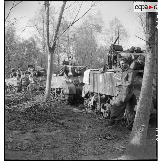 Les blindés attendent la traversée. [description provisoire]