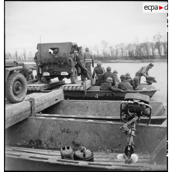 Traversée du Rhin par les éléments de la 1re armée. [description provisoire]