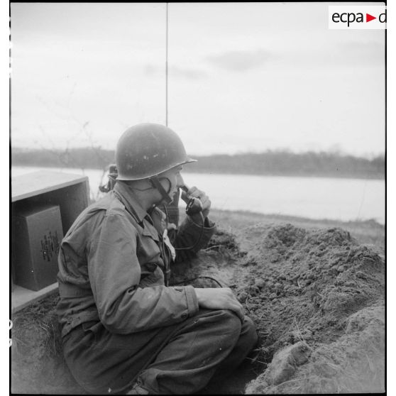 Le Rhin a été franchi et le téléphone installé pour communiquer entre les deux rives. [description provisoire]