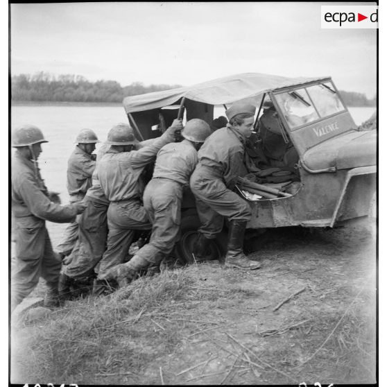 Débarquement des véhicules une fois le Rhin franchi. [description provisoire]