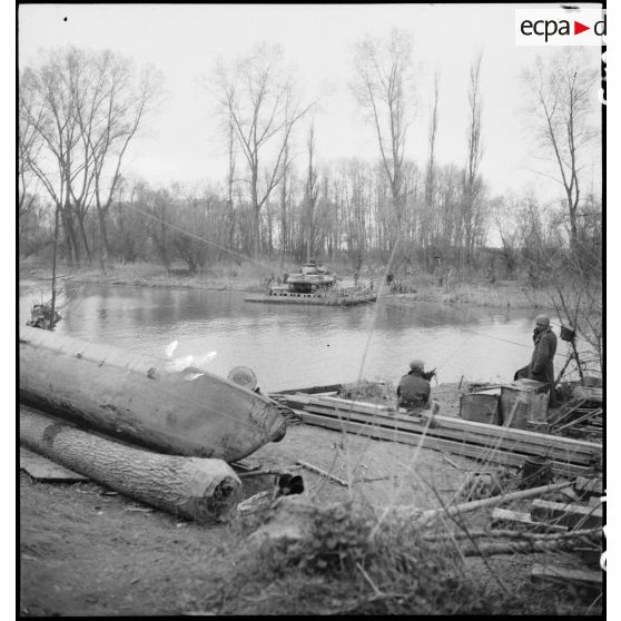 Franchissement du Rhin par les éléments de la 1re armée. [description provisoire]
